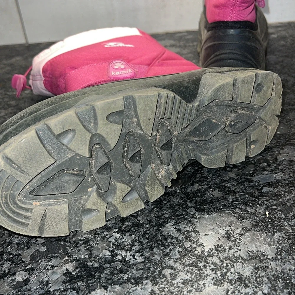 Size 5 Kamik winter/snow boots Pink and black in excellent condition Waterproof